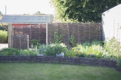 Natuurlijke moestuin in symbiose met vlechtwerk